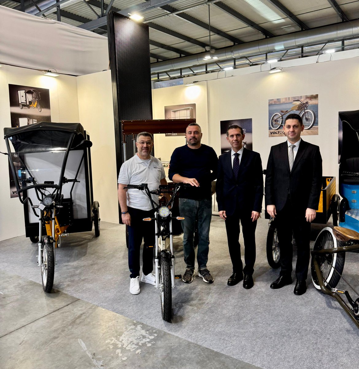 TC_MilanoBK's tweet photo. Avrupa’nın en büyük motosiklet fuarı EICMA’ya katılan firmalarımızın standlarını Ticaret Ataşemiz Kadir Eser’le birlikte ziyaret ettik.🏍️🔋🚲
Tüm firmalarımıza başarılı bir fuar dönemi ve bol kazançlar diliyoruz.🇹🇷🧿
#Eicma #MotoLive #motosiklet https://t.co/8QXHRNFsrl