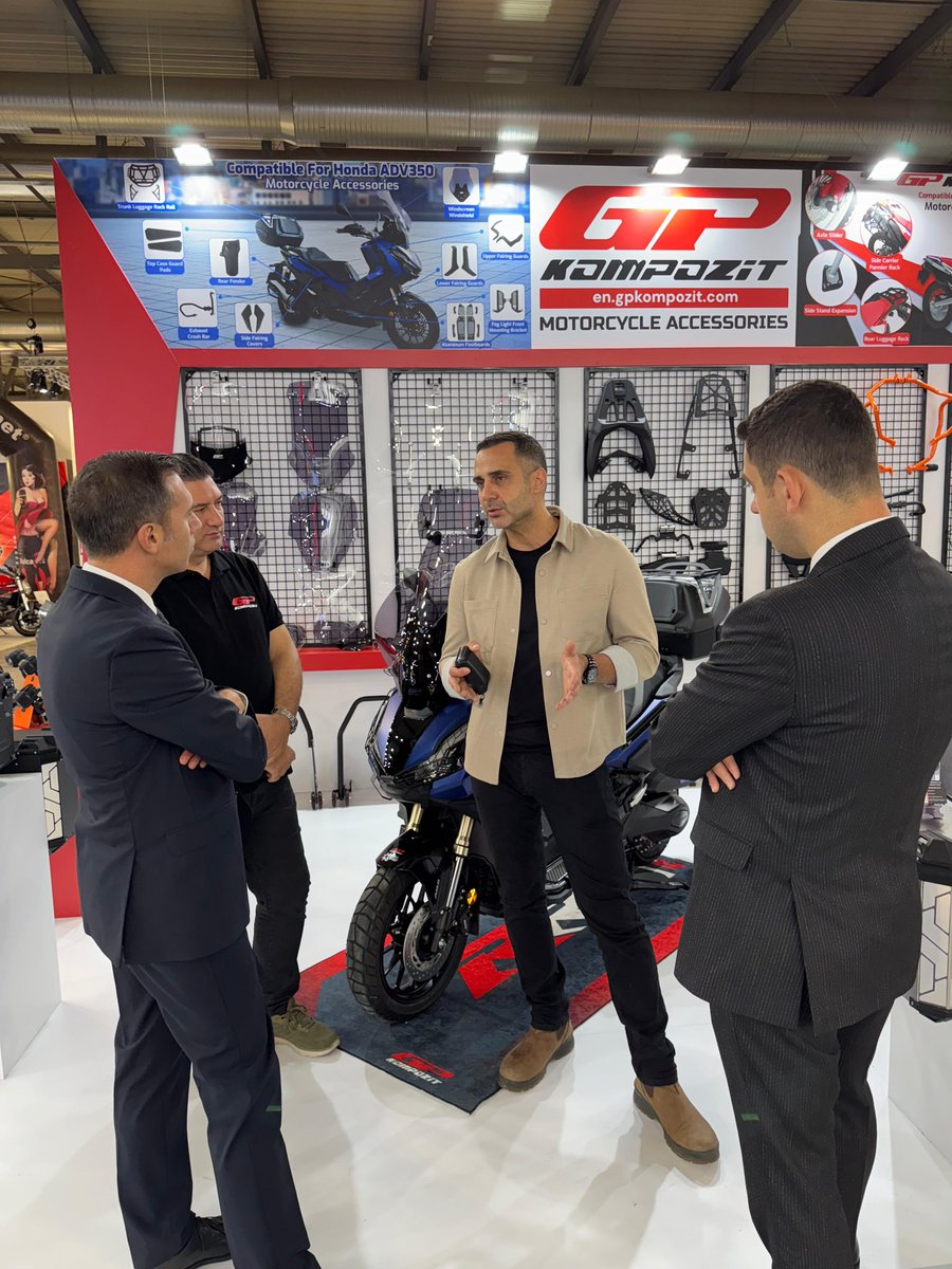 TC_MilanoBK's tweet photo. Avrupa’nın en büyük motosiklet fuarı EICMA’ya katılan firmalarımızın standlarını Ticaret Ataşemiz Kadir Eser’le birlikte ziyaret ettik.🏍️🔋🚲
Tüm firmalarımıza başarılı bir fuar dönemi ve bol kazançlar diliyoruz.🇹🇷🧿
#Eicma #MotoLive #motosiklet https://t.co/8QXHRNFsrl