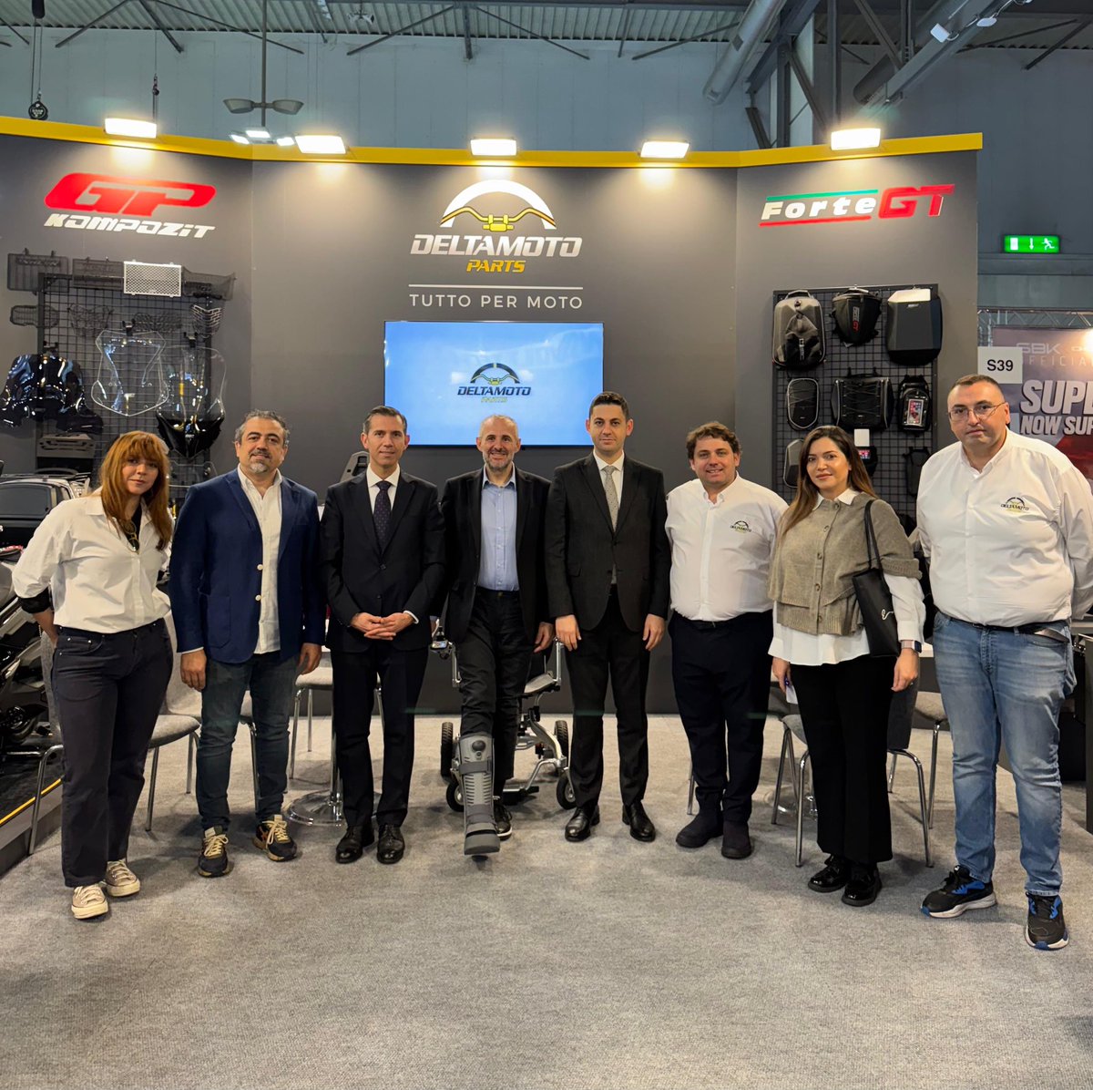 TC_MilanoBK's tweet photo. Avrupa’nın en büyük motosiklet fuarı EICMA’ya katılan firmalarımızın standlarını Ticaret Ataşemiz Kadir Eser’le birlikte ziyaret ettik.🏍️🔋🚲
Tüm firmalarımıza başarılı bir fuar dönemi ve bol kazançlar diliyoruz.🇹🇷🧿
#Eicma #MotoLive #motosiklet https://t.co/8QXHRNFsrl