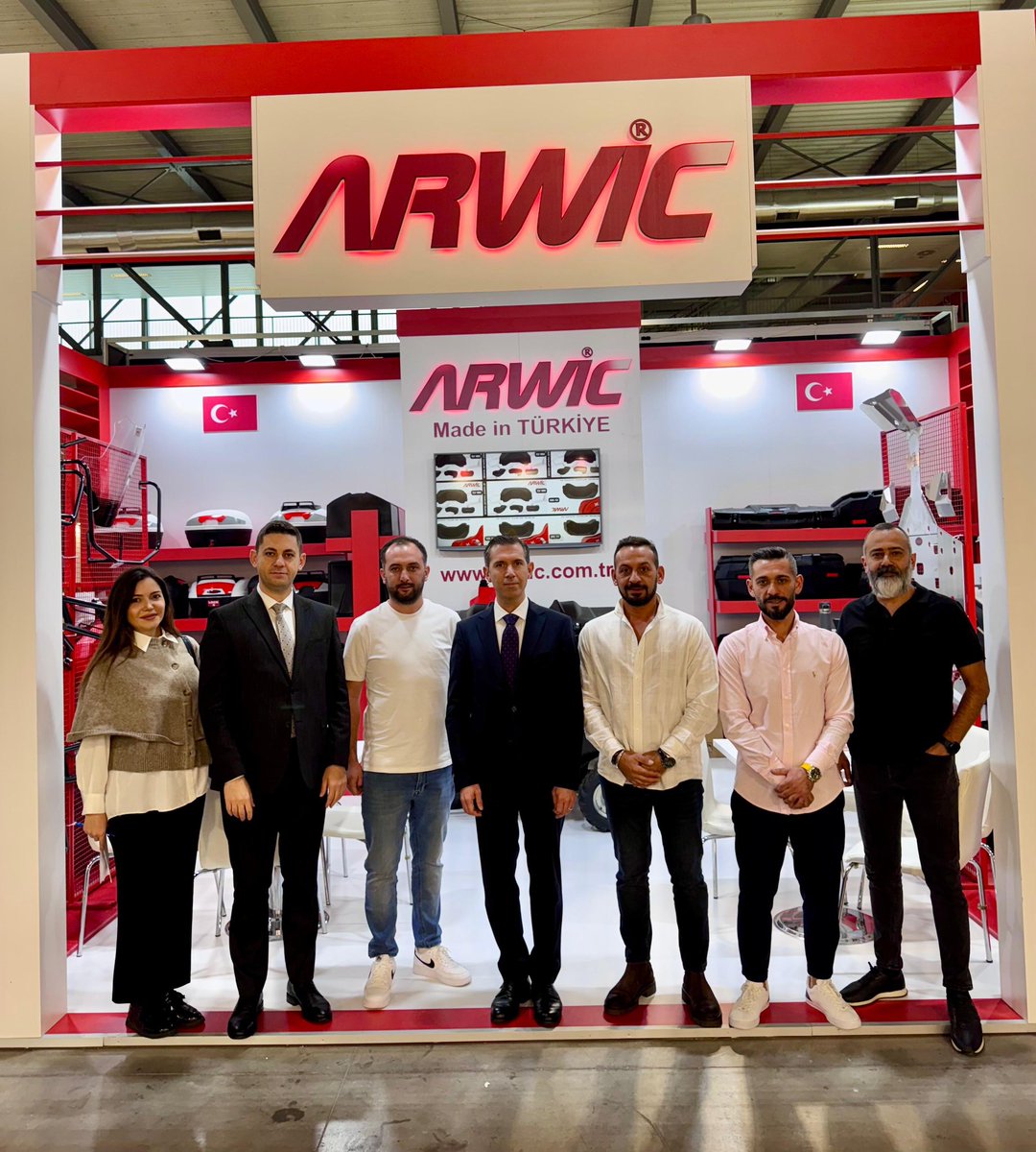 TC_MilanoBK's tweet photo. Avrupa’nın en büyük motosiklet fuarı EICMA’ya katılan firmalarımızın standlarını Ticaret Ataşemiz Kadir Eser’le birlikte ziyaret ettik.🏍️🔋🚲
Tüm firmalarımıza başarılı bir fuar dönemi ve bol kazançlar diliyoruz.🇹🇷🧿
#Eicma #MotoLive #motosiklet https://t.co/8QXHRNFsrl