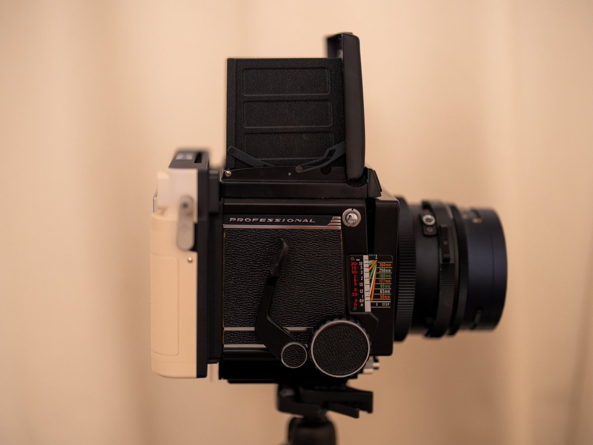 kaseitomogura's tweet photo. たぶん世界1番重いチェキ(2274g)。良いです。Mamiya RB67+BINSTAX
#チェキ #Binstax #RB67 #MAMIYA https://t.co/0wIqmiK9ib