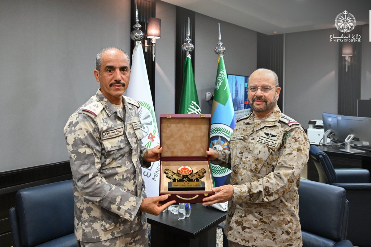 modgovksa's tweet photo. معالي رئيس #هيئة_الأركان_العامة الفريق الأول الركن فياض الرويلي، يلتقي قائد قوات الشرطة العسكرية القطرية اللواء الركن راشد الهاجرى. وجرى خلال اللقاء استعراض أوجه العلاقات الثنائية بين البلدين الشقيقين، وبحث التعاون العسكري والدفاعي، ومناقشة الموضوعات ذات الاهتمام المشترك. https://t.co/B9cuaWYKvg