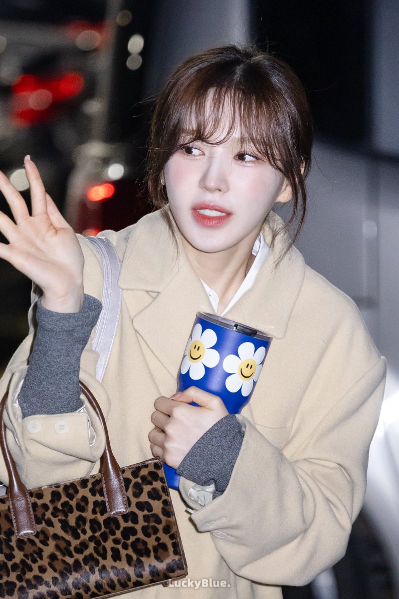 LuckyBlue_0221's tweet photo. 241106
Wendy's Young Street上班

老公你真好看，我不是在夸你，我只是在提醒你。

#WENDY #웬디 https://t.co/0rwdIj4mD3