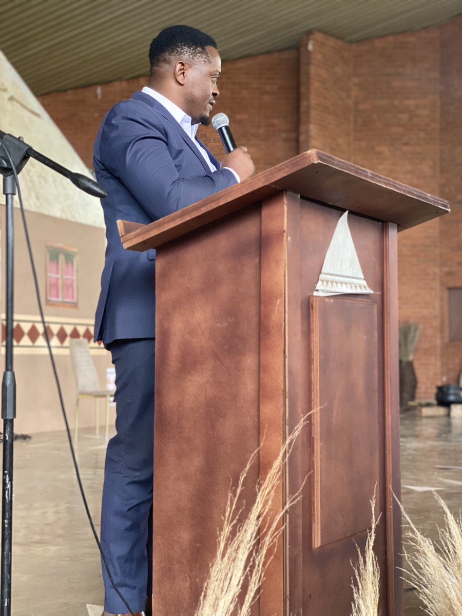 [𝐏𝐇𝐀𝐓𝐇𝐈𝐒𝐀 𝐍𝐘𝐀𝐓𝐇𝐈 𝐌𝐄𝐌𝐎𝐑𝐈𝐀𝐋 𝐒𝐄𝐑𝐕𝐈𝐂𝐄]

On the podium is the Director of the National Arts Council of Zimbabwe (<a href="/naczzim/">@naczim</a>) <a href="/napoleonnyanhi/">Napoleon Nyanhi</a> at the memorial service of Phathisa Nyathi. 

#CulxureMag