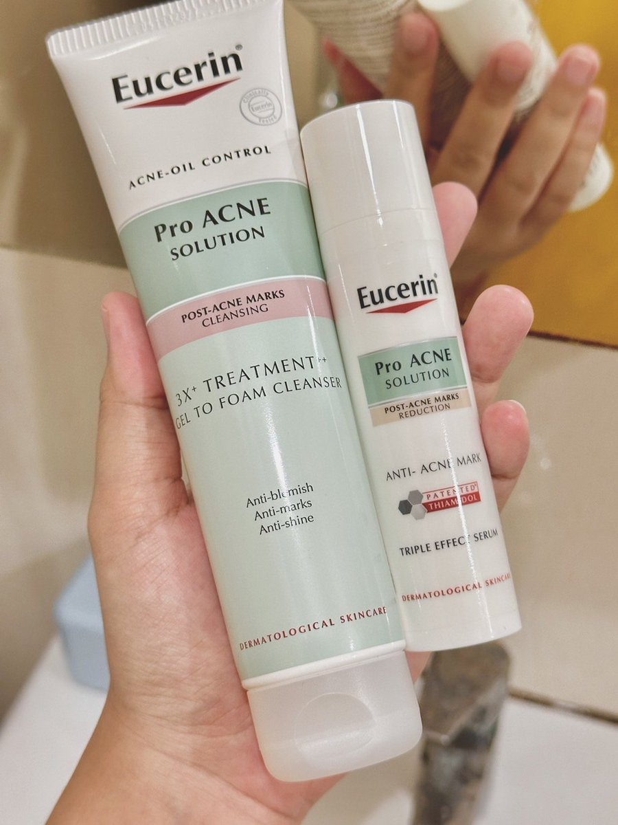 wi_wireviews's tweet image. กลับจากทะเลมา สิวก็โผล่มาเลยจ้าาา ขึ้นอะไรไม่ขึ้น ขึ้นตรงหน้าแก้ม แล้วไอ้เราก็ชอบแกะซะด้วยไง ต้องขอกราบ Eucerin ที่ขึ้นชื่อเรื่องกำจัดสิวโดยเฉพาะ Eucerin Triple Effect Serum และ Eucerin Gel to Foam Cleanser ที่จบทุกสิวและรอยสิวซ้ำซาก ไม่ว่าจะสิวและรอยสิวแบบไหน ผิวมันยังไง…