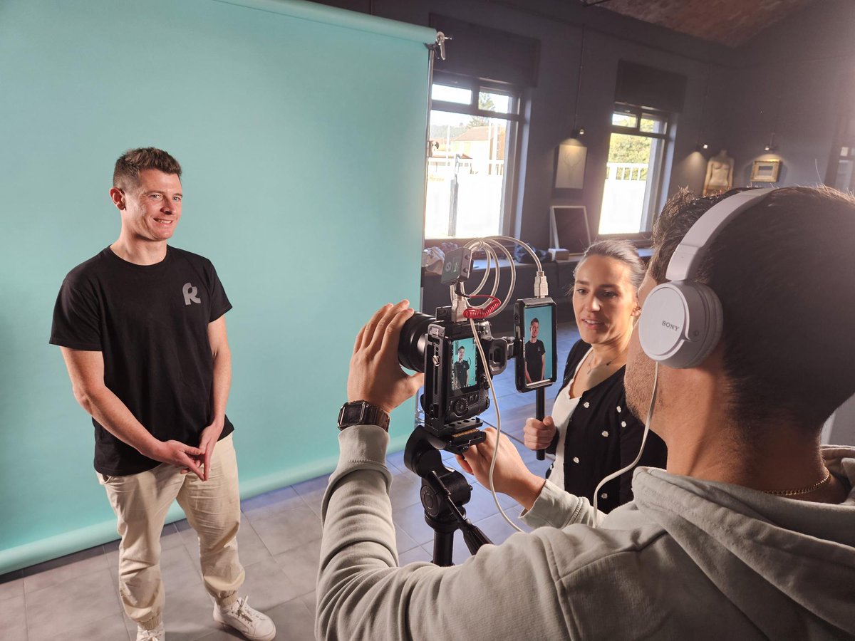 ceeiasturias's tweet image. 𝗟𝘂𝗰𝗲𝘀, 𝗰𝗮́𝗺𝗮𝗿𝗮, 𝗮𝗰𝗰𝗶𝗼́𝗻...🔦📽🎬 seguimos grabando vídeos a nuestros candidatos a los Premios RADAR 2024!!! 😄

Ahí va otro adelanto 👀👇

@ceeiasturias @agenciasekuens @SCTAsturias 
#PremiosRADAR