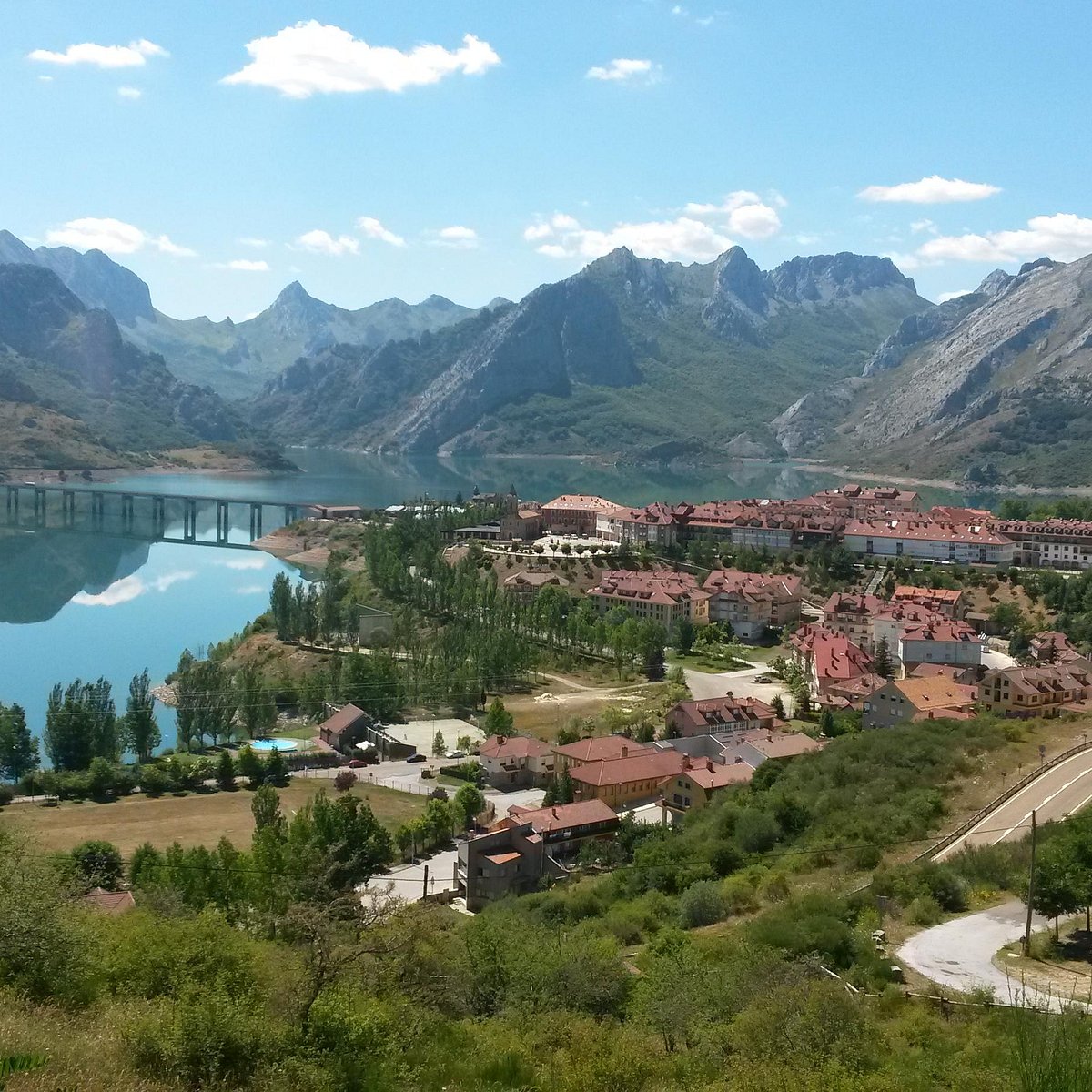 Sub_zero0090's tweet image. Does anyone wanted to visit this place? 

Picos de Europa, Mountain range in Spain.