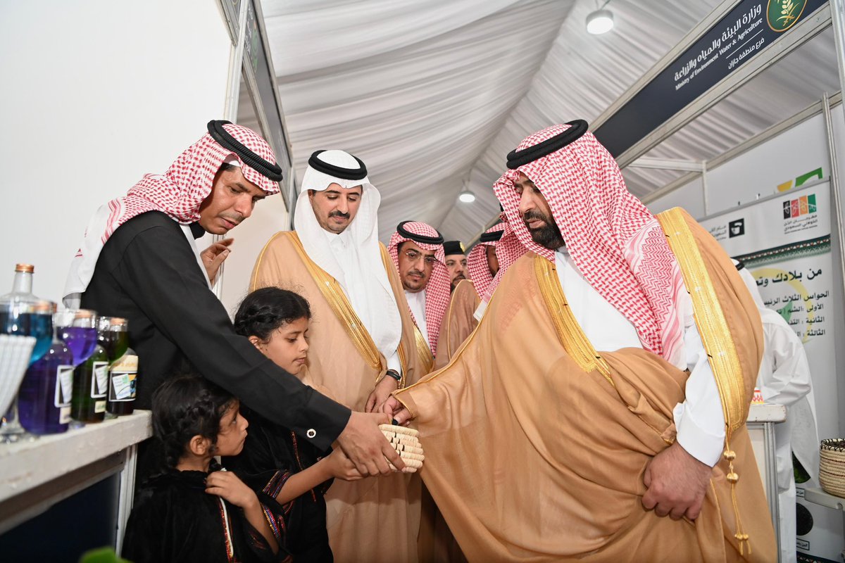 jazangov's tweet photo. سمو نائب أمير منطقة جازان 
#محمد_بن_عبدالعزيز
يتفقد محافظة #فيفا، ويزور معرض المنتجات الزراعية الأول بالمحافظة، الذي ينظمه فرع وزارة البيئة والمياه والزراعة بالمنطقة. https://t.co/DrDOXmoVJL