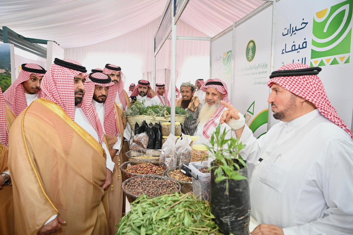 jazangov's tweet photo. سمو نائب أمير منطقة جازان 
#محمد_بن_عبدالعزيز
يتفقد محافظة #فيفا، ويزور معرض المنتجات الزراعية الأول بالمحافظة، الذي ينظمه فرع وزارة البيئة والمياه والزراعة بالمنطقة. https://t.co/DrDOXmoVJL