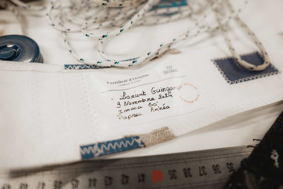 🔘 Lorient, capitale européenne de la course au Large  
+ 
🔘 Derby au Moustoir et départ du <a href="/VendeeGlobe/">Vendée Globe</a> le même week-end
=  
Une collaboration avec 727 Sailbags &amp; <a href="/TeamPaprecArkea/">Paprec Arkéa Team</a> pour un un brassard original et unique à partir d'une voile d'Imoca !