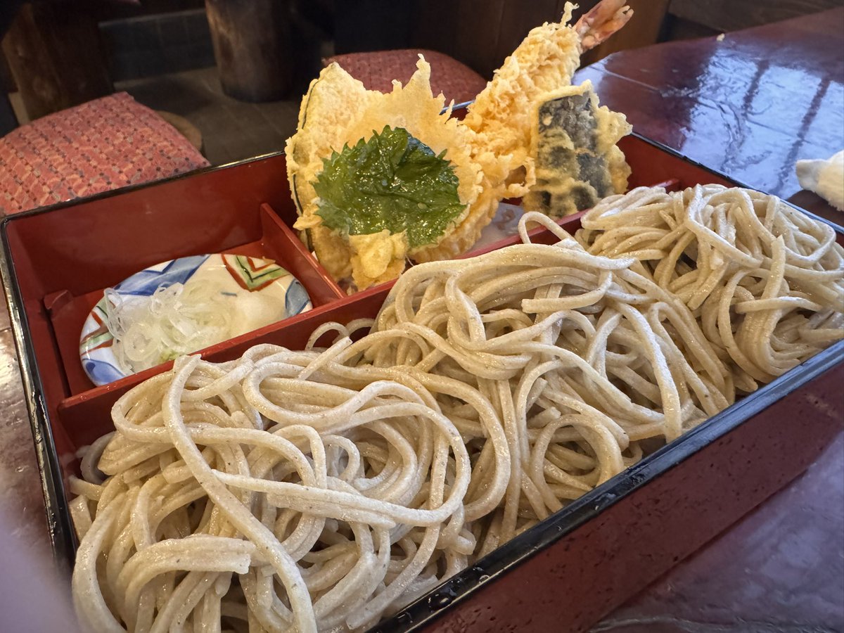 TADE31719115's tweet photo. 今回は野木にあるそば処巴屋さんにて
天せいろ（大盛り）をいただきました
そばがもちもちとしていて個性的で癖になりそう
もちろんそばの香りもして最高でした！ https://t.co/8kZpk3OnF8