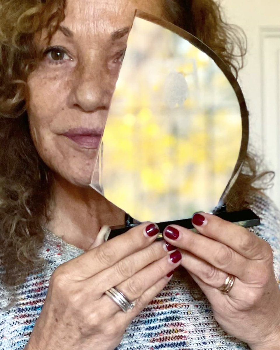 La directora de 'Cuentas divinas', Eulàlia Ramón, Premio del Público en el XIII Festival Internacional de Cine Fantástico y de Terror de Navarra, nos envía estas estupendas fotografías con el trofeo de esta edición.
#Cine #Pamplona #Navarra