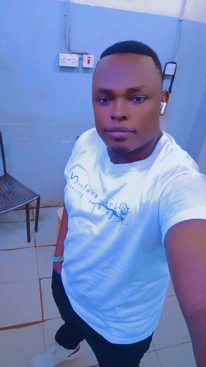 RemaDinho's tweet image. Being handsome with no money makes us to end up with sugarmmy😜