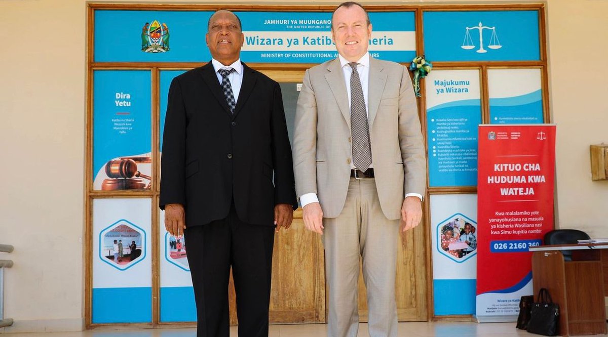 Incontro molto proficuo con il Ministro della Costituzione e della Legge, prof. Palamagamba John Kabudi presso gli Uffici del Ministero a Mtumba, Dodoma.

Very productive meeting with the Minister of Constitution and Law, Prof. Palamagamba John Kabudi at the Ministry Offices.