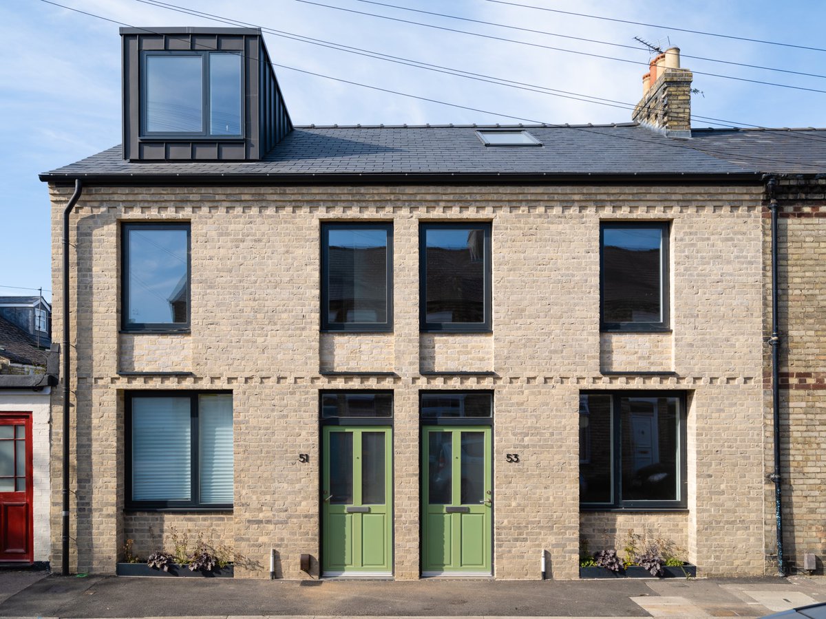 Double vision: this is Argyle Street, Cambridge, an award-winning, new-build townhouse project featuring our very own beautifully bespoke AURAPLUS windows and doors. The results were so good, they built it twice! 😉🏡🏡
rationel.co.uk/inspiration/si…
#Windows #Doors #NewBuilds #Homes