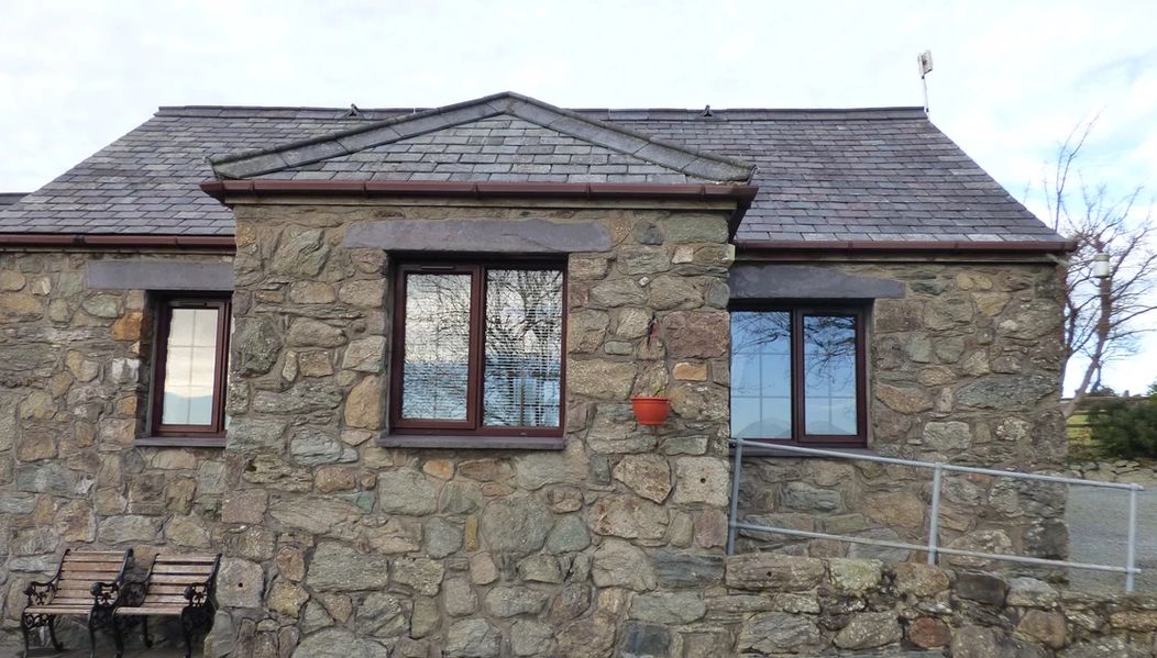 TheHolidayCots's tweet photo. Garnedd Holiday Cottages are located just a mile from Llanfairpwll in the charming village of Gaerwen, on the stunning Isle of Anglesey.
๐๏ธ Sleeps 1-6
https://t.co/YewRHMnLId
#GarneddCottages #Anglesey #Nature #PiliPalas #MenaiBridge #Wales #Llanfairpwll #Garwen https://t.co/YElBo9lVko