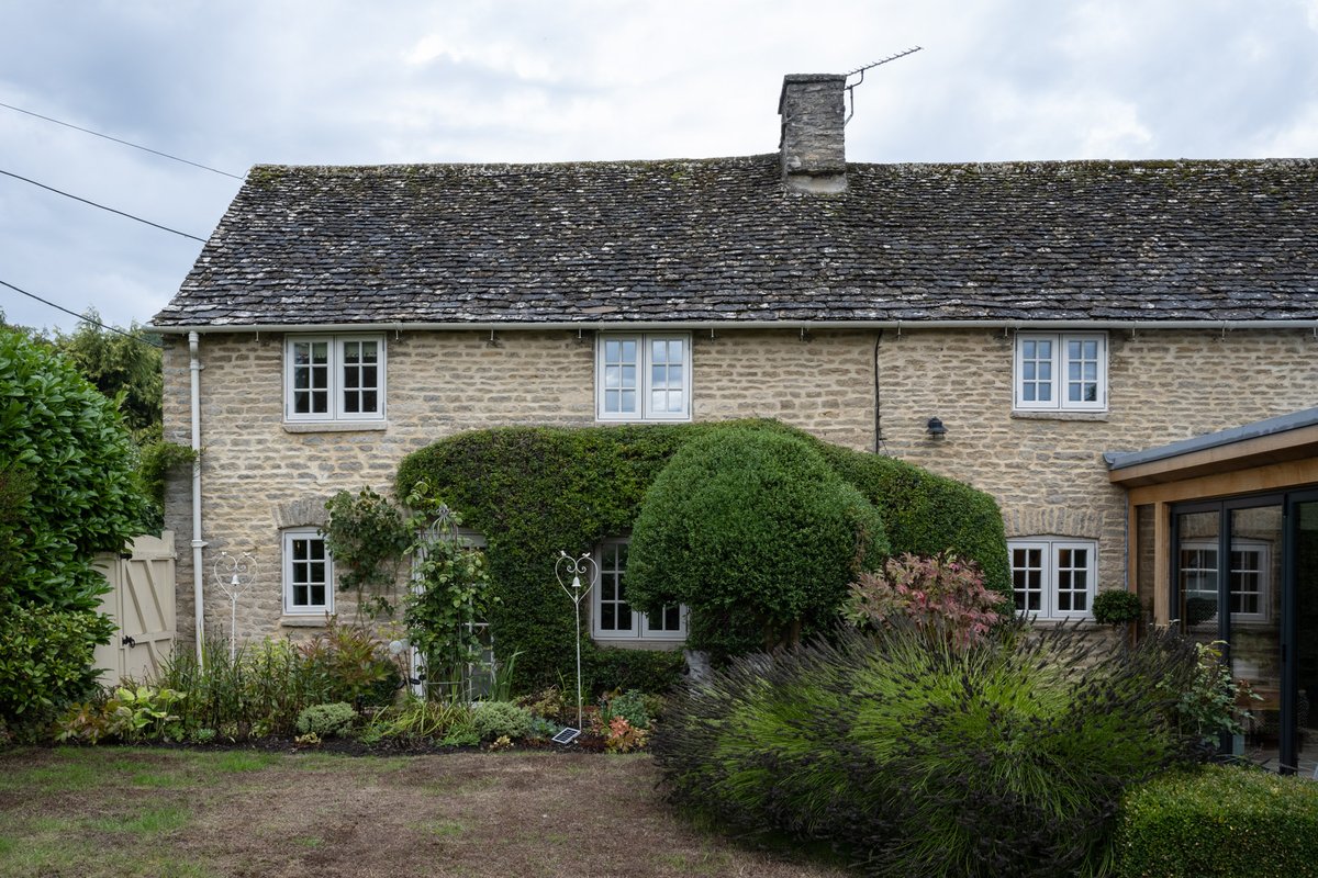 Midwinter blues? Extending or refurbishing with new windows and doors can transform your home into a cosy, bright and happy place to live. Why not make the Scandinavian-designed FORMA range part of your makeover?
#Windows #Doors #Refurbs #Extensions
rationel.co.uk/guidance/forma…