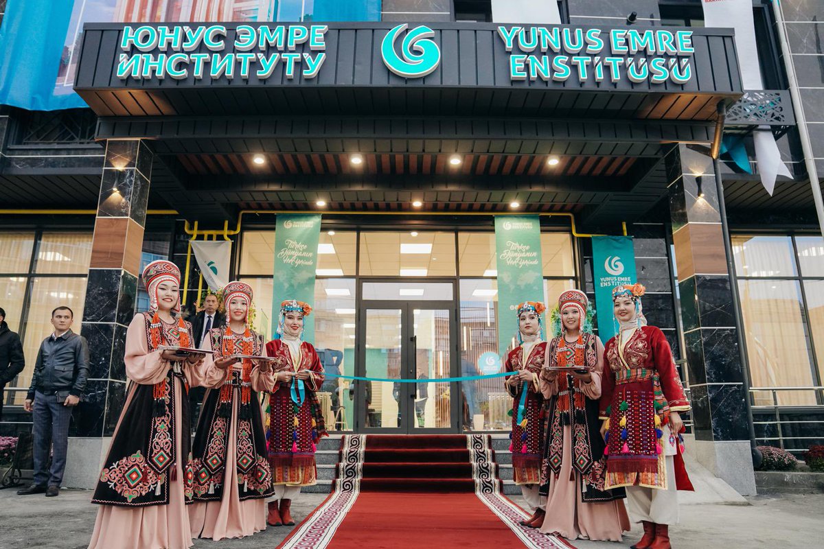 Dilimizi, kültürümüzü tanıtmak ve ortak mirasımızı paylaşmak için buradayız! 🇹🇷🤝🇰🇬 
Türkçe kursları, kültür ve sanat etkinlikleri gibi faaliyetlerle hizmet verecek olan merkezimiz, Bişkek’te Türk kültürüne ilgi duyan herkesin yeni buluşma noktası olacak. 

#YunusEmreEnstitüsü