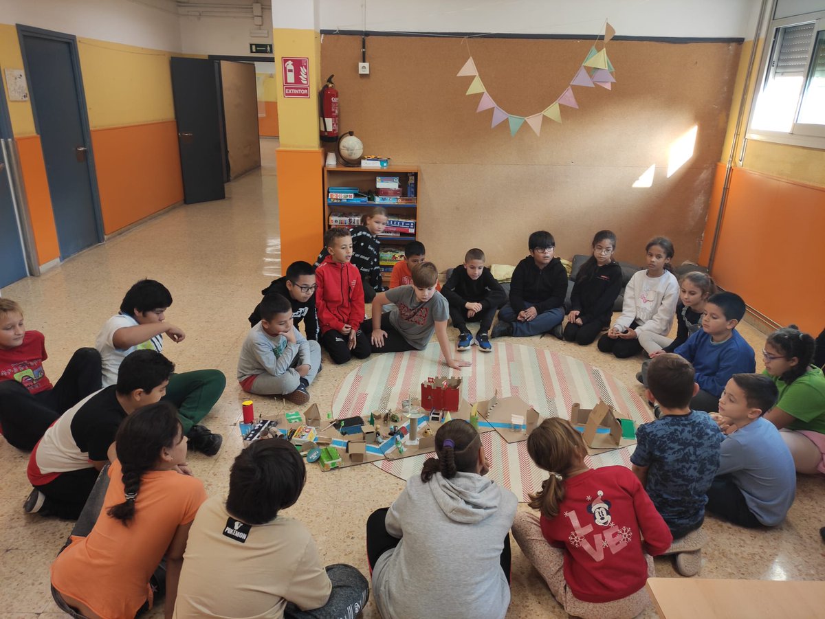 💧Construint a la Sala, creant espais relacionats amb l’aigua

L'alumnat de l'Escola Arquitecte Gaudí <a href="/ajsantfeliu/">Ajuntament de Sant Feliu de Llobregat</a>, en aliança amb <a href="/COACatalunya/">Col·legi d’Arquitectes de Catalunya</a> <a href="/contorno_urbano/">Contorno Urbano</a>, ha treballat de manera pràctica i creativa l'aigua com a infraestructura de ciutat i element essencial per a la vida