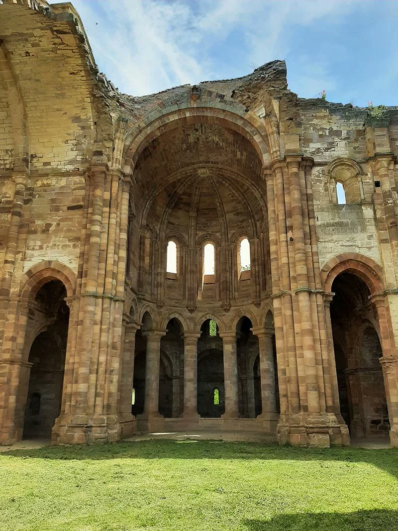 Os traigo uno de esos lugares que nos maravillan por lo que un día debieron ser: el Monasterio cisterciense de Sta. Mª de Moreruela (Granja de Moreruela, Zamora), uno de los más importantes del medievo peninsular y cuyas ruinas aún hoy nos siguen fascinando. 
A disfrutarlo🧵👇