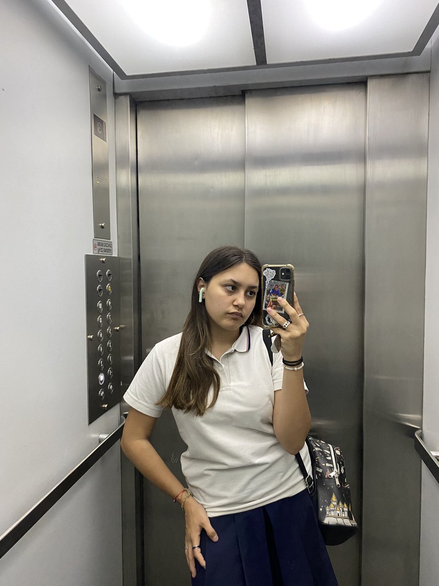 t0rnadow4rnings's tweet photo. yo con una re cara de orto caminando // mis auriculares https://t.co/f69DdIHAHO