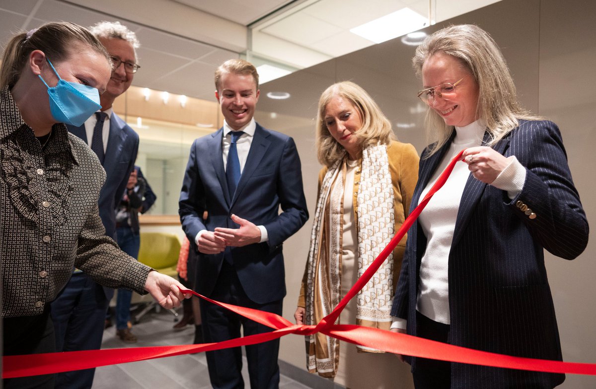 Veel post-COVID patiënten stonden midden in het gewone leven, nu is het overleven.

Belangrijk dat de eerste post-COVID expertisecentra in Nederland officieel zijn geopend.

Patiënten, artsen, de NFU en mederwerker van het ministerie van VWS hebben daar keihard voor gewerkt. 🙌