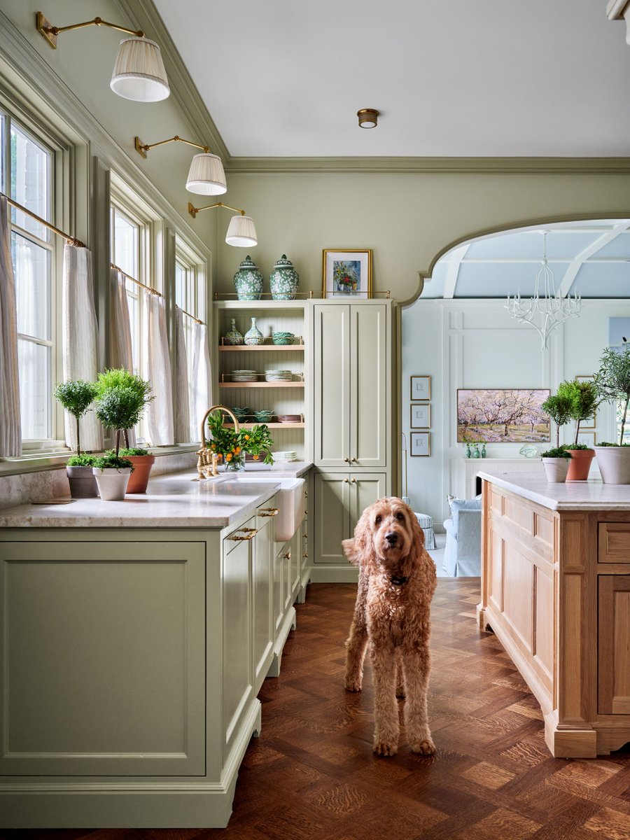 CoatsHomes's tweet photo. Whipping up treats in this fetching kitchen! #CustomKitchenDesign #coatshomes https://t.co/LqpCuObYXw