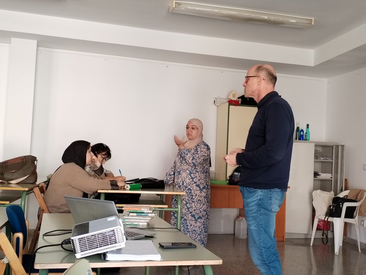proyecto_mateo's tweet photo. Segundo taller con mujeres inmigrantes en @fitero  esta mañana. Preocupación por que l@s niñ@s tengan oportunidades en la vida y mucha conciencia de la importancia de desarrollar las emociones y el lenguaje mediante las interacciones y los cuentos. ¡Muchas gracias Anto e Irene! https://t.co/tdiRCQY4B1