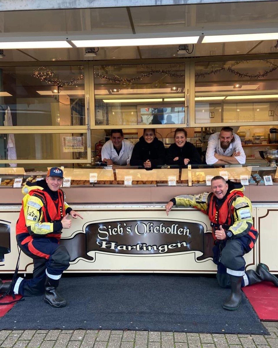 Exclusief bij Siebs oliebollen bij de Jumbo in Harlingen . Super lekkere oliebollen waarbij 1 euro per bol naar KNRM Harlingen gaat.  #harlingen #jumboolafhermus #harlingenboeit #friesland #omropfryslan