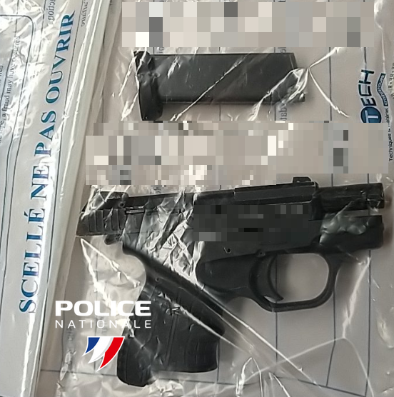 PoliceNat44's tweet photo. [#Protéger] Hier, un individu armé nous était signalé route de #Vannes à #StHerblain.
Immédiatement nos policiers se rendaient sur le lieux et interpellaient l'individu âgé de 13 ans avec un pistolet d'alarme. https://t.co/2GDONFDSJ1