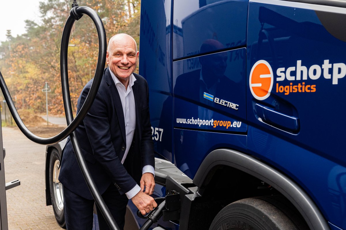 𝗪𝗲𝘁𝗵𝗼𝘂𝗱𝗲𝗿 𝘁𝗿𝗼𝘁𝘀 𝗼𝗽 𝗹𝗮𝗮𝗱𝗽𝗹𝗲𝗶𝗻 𝘁𝗿𝘂𝗰𝗸𝘀
Vanmiddag was wethouder Van de Graaf aanwezig bij lancering nieuw laadstation aan Schoonmansmolenweg #Eerbeek. Belangrijke stap in gebruik groene energie &amp; verduurzaming transportsector
👉 obi41.nl/yckrfkm9