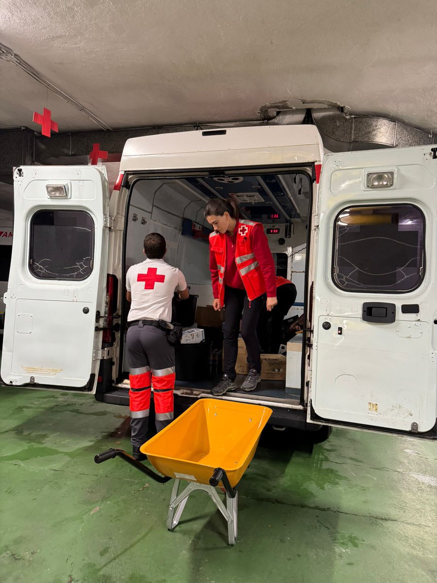 CruzRojaRioja's tweet photo. Dos equipos de 5 personas voluntarias especializadas en #emergencias han salido entre hoy y ayer desde La Rioja hacia la Comunidad Valenciana, sumándose al dispositivo en el que Cruz Roja ha estado colaborando desde el inicio, dando respuesta a las personas afectadas por la #DANA https://t.co/qwNZyq5ubz