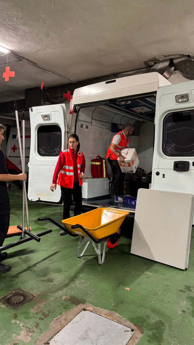 CruzRojaRioja's tweet photo. Dos equipos de 5 personas voluntarias especializadas en #emergencias han salido entre hoy y ayer desde La Rioja hacia la Comunidad Valenciana, sumándose al dispositivo en el que Cruz Roja ha estado colaborando desde el inicio, dando respuesta a las personas afectadas por la #DANA https://t.co/qwNZyq5ubz