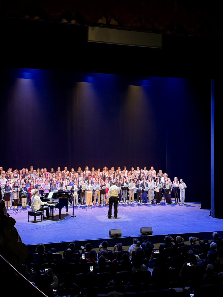 EMCC_Aix_Mars's tweet photo. Quelle soirée incroyable pour la grande finale des « Voix du Collège » 🤩🎤🎶! Les 12 finalistes ont illuminé la scène de l’Opéra Grand Avignon, captivant le public et le jury présidé par M. le Recteur. Félicitations à tous, avec une mention spéciale aux 3 lauréats distingués ! Bravo 👏 aux 120 élèves choristes pour le superbe final ! Merci infiniment aux lycéens en bac pro « métiers de l’accueil », aux professeurs d’éducation musicale, à la Compagnie du 4ème Mur, à la Direction et aux équipes de l’Opéra ainsi qu’à tous ceux qui ont contribué à la réussite de ce bel événement !
@AcAixMarseille 
@dsden84
@Daac_Aix_Mars 
@OperaAvignon