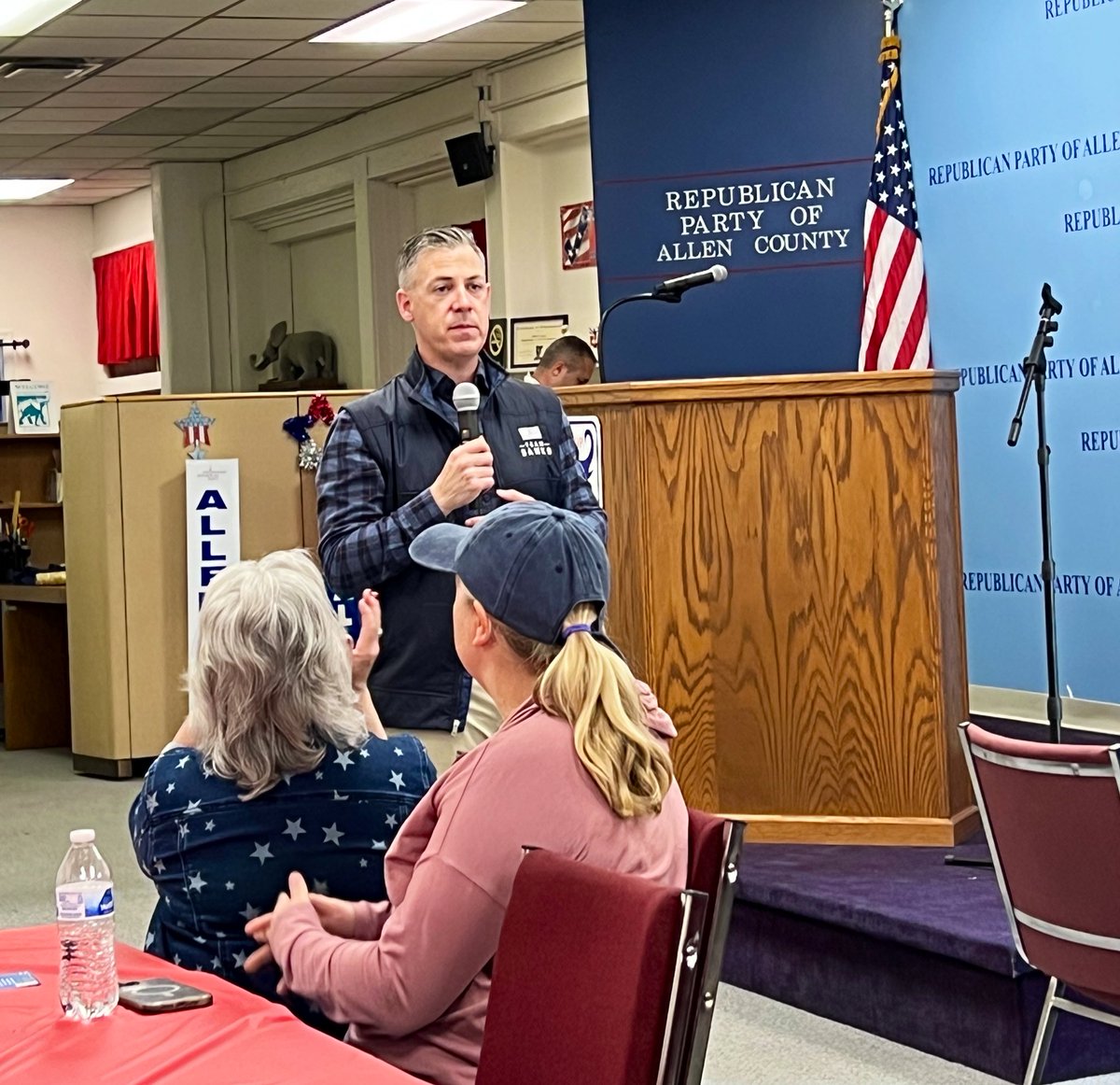 DUhockeyFan's tweet photo. Senator Elect @Jim_Banks begins his remarks by noting the shoes he is filling. Reminding the Allen County faithful that he is honored to take the torch from other strong Senators from North East Indiana including Dan Coats and Dan Quayle. #FortWayne #INSEN @NRSC https://t.co/yUKGcxhAVV