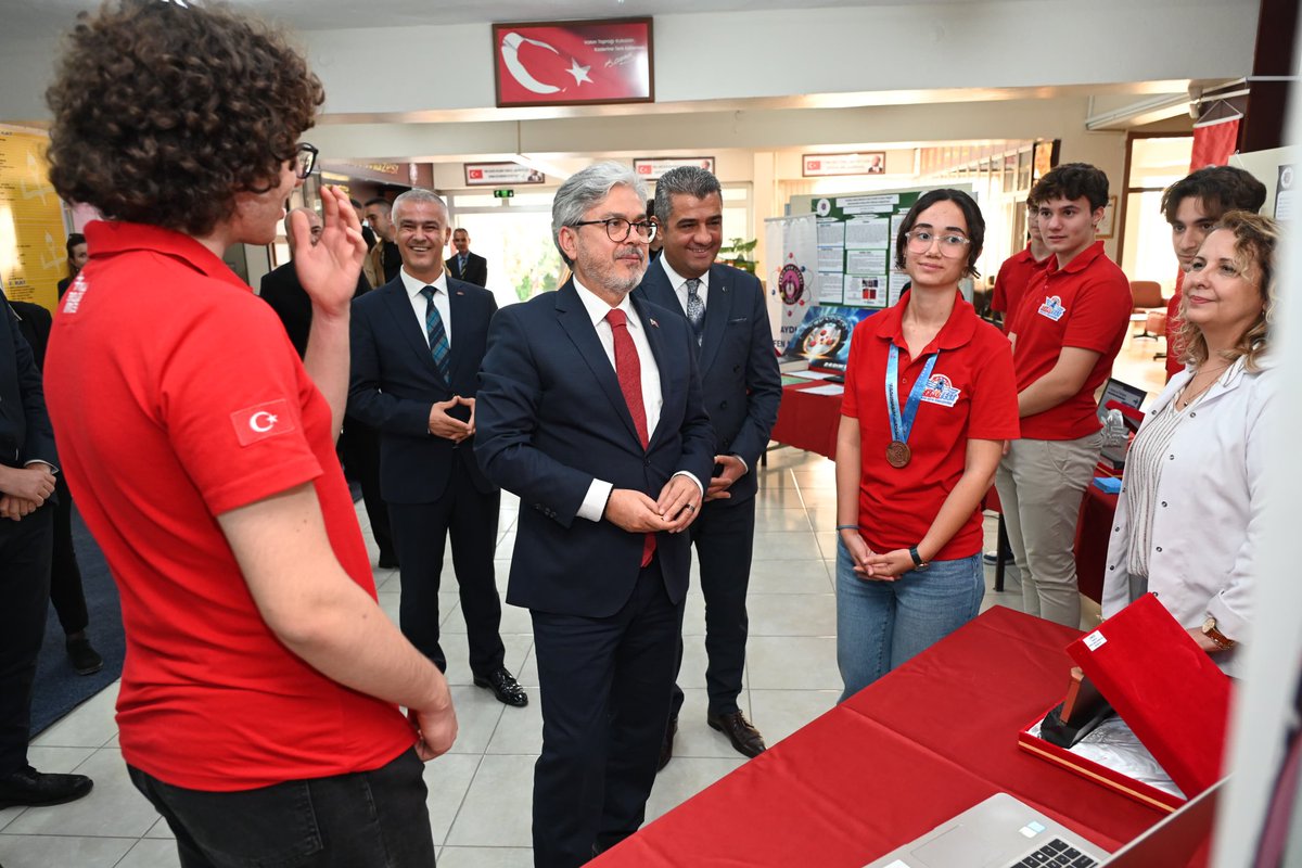 Aydin_MEM's tweet photo. ▪️Bakan Yardımcımız Sayın Dr. Ömer Faruk YELKENCİ, Aydın Fen Lisesini TÜBİTAK ve TEKNOFEST’te başarıyla temsil edilen proje stantlarını ziyaret etti. 

Öğrencilerimizden projeler hakkında bilgi alarak gelecek için bu yenilikçi adımlara duyduğu heyecanı paylaştı. https://t.co/VCgIPv9AOQ