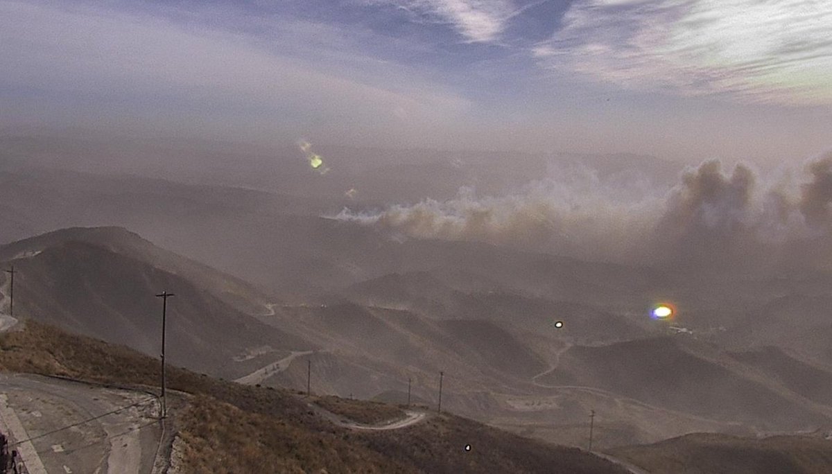VCFD_PIO's tweet image. #MountainFire Firefighters are actively responding to a second-alarm brush fire on South Mountain, near the 7900 block of Balcom Canyon Road and Bradley Road. Strong winds in the area are contributing to challenging conditions. Currently, 140 firefighters are on scene, utilizing…