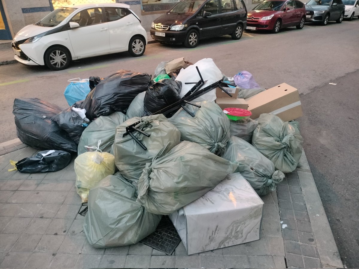 AVVBarrioMosca's tweet image. @jmd_usera @policiademadrid de #usera @MADRID así luce día tras día cada esquina, señal, calle de nuestras calles. Así, Usera no es nuestra casa!! @Lineamadrid c. olvido con c. San Antonio de Padua #warripop #useratucasa @Mtnezparamo @bcarabante