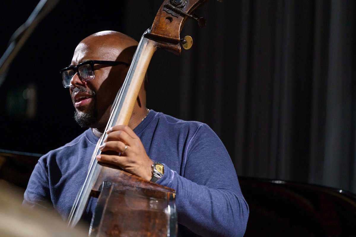STMLuigiBarbara's tweet photo. Il concerto del trio formato da Christian McBride, Benny Green e Greg Hutchinson nell'ambito di Jazz 'n Fall nelle foto di Paolo Iammarrone
Il programma completo della rassegna è sul nostro sito:
https://t.co/gqEaSvPYOs
#Musica #Jazz #JazznFall #JNF2024 #Novembre #Pescara #CIDIM https://t.co/3Yiw1azLCm