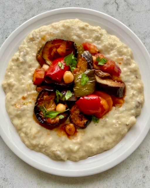 Dear friend visiting from Austin, TX, made her favourite meal, Hünkar Beğendi; equally delicious with Baked veg and chickpeas casserole from SEBZE too ❤️
ozlemsturkishtable.com/2010/06/sultan…