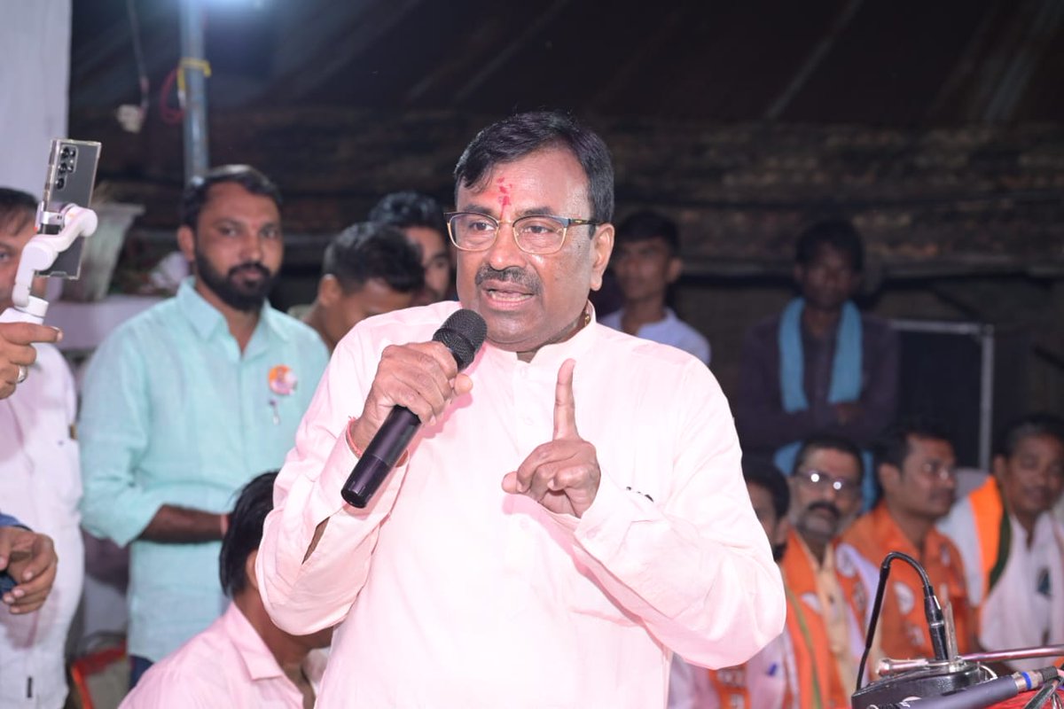 SMungantiwar's tweet photo. 📍चेक ठाणेवासना | ⏰ 2:30 PM | 6 नोव्हेंबर 2024 | चेक ठाणेवासना येथे कार्यकर्त्यांशी संवाद साधत ज्येष्ठ नागरिकांचा आशीर्वाद घेतला
@BJP4India @BJP4Maharashtra
#VidhanSabhaElection2024 #Chandrapur #Ballarpur #SMUpdate #publicmeeting #VoteForBJP #VoteForVictory #mahayuti #महायुती https://t.co/p23hMNNtcJ