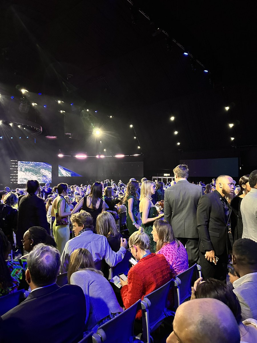 A little bit of seat chaos at the Earthshot Awards. And I used to think only Mzansi awards things can be messy. Ps: we were meant to go live by now but nada…