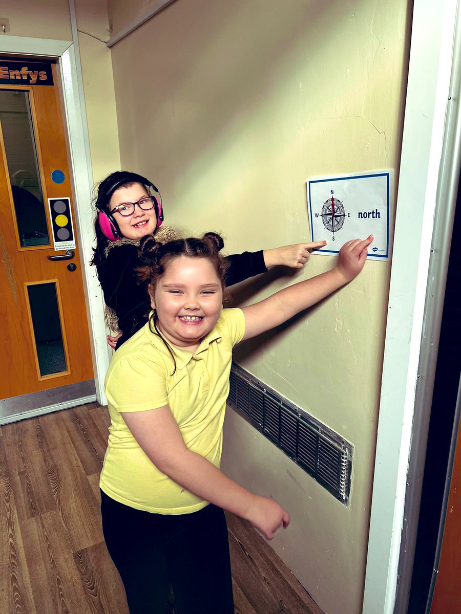 YsgolCC's tweet image. #dosbarthhafan learned about the points on a compass today as part of our Mountain Rescue’ topic. #learnthroughplay