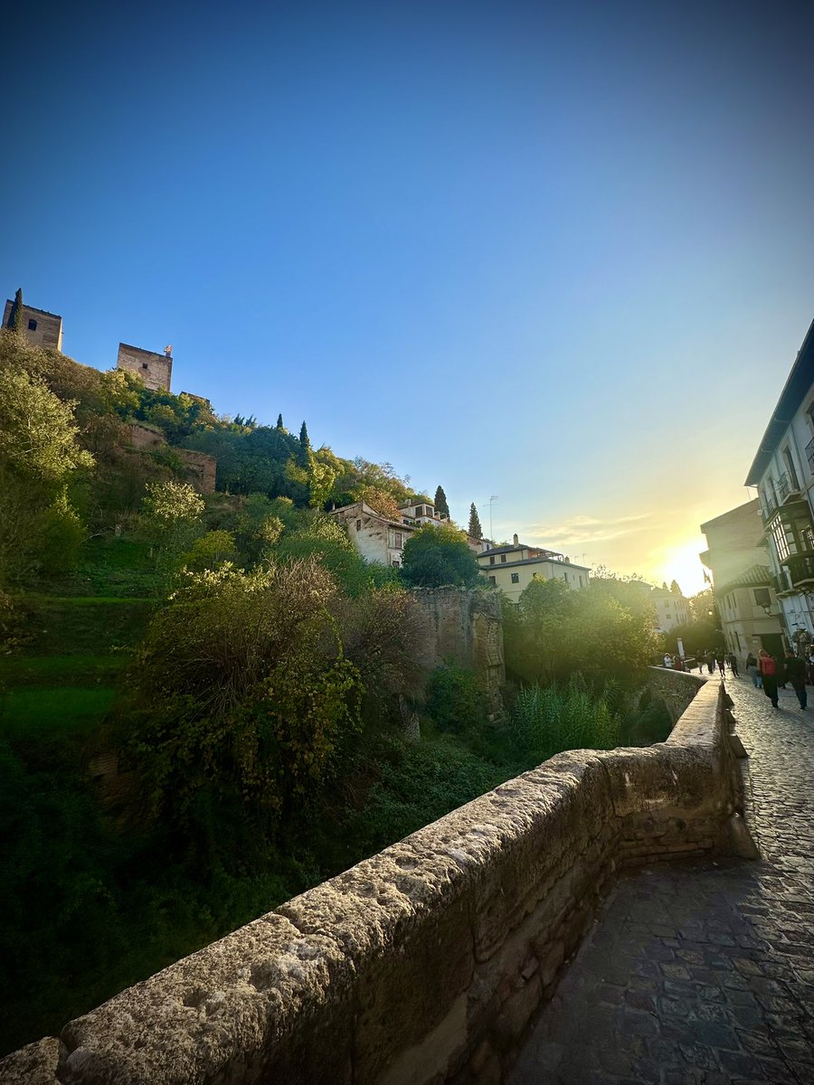 LA CALLE MÁS BONITA DEL MUNDO

Firmao desde Graná..🥰🥰🥰🥰🥰