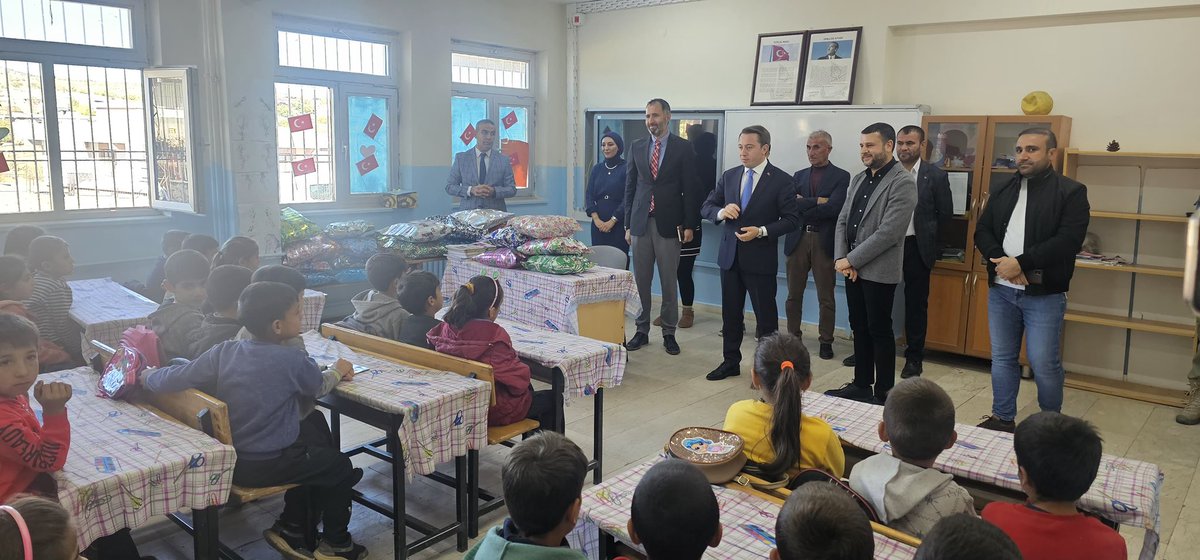 eglkaymakamligi's tweet photo. Kaymakam @Volkanhulur , Eğil Belediye Başkanı Sn. Fırat Seydaoğlu ile birlikte #Akalan Mahallesi Şehit Mehmet Aygün İlkokulunu ziyaret etti.
Kaymakam Hülür, 487 öğrenci kardeşlerimize hediye takdim ederek eğitim öğretim yılında başarılar diledi. https://t.co/tdwTocET36