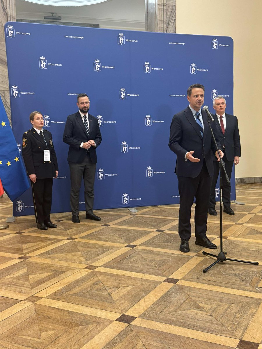 MiastoJestNasze's tweet photo. Kolejna konferencja @trzaskowski_ o bezpieczeństwie

Kolejny raz ZERO konkretów, zwłaszcza w sprawie około 300 wakatów w Straży Miejskiej i 2500 w stołecznej Policji, a pytania o to zostały zbyte.

Jak można mówić o bezpieczeństwie pomijając fakt, że dwie najważniejsze służby za nie odpowiedzialne są w Warszawie od wielu lat zwyczajnie niewydolne? 

Polityk może rzecz jasna mówić wszystko, ale wyłącznie o gadanie tu chodzi, aby budować swój wizerunek kandydata na prezydenta Polski zatroskanego tematem bezpieczeństwa, a nie o realne działania na rzecz poprawy obecnej sytuacji.