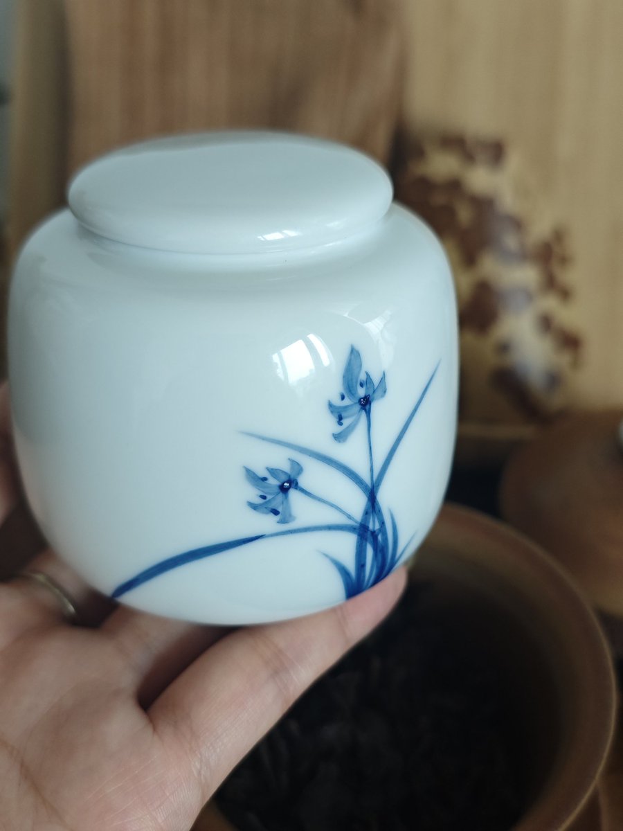 QRF4uARfNlWul43's tweet photo. 之前去朋友家玩,泡了景谷紫芽,好喝,还装了点给我带走,最近想喝紫茶,自己带来的紫鹃也喝完了,想起来还有点紫芽,就是一直找不到,昨天终于找到了!!!居然是被我放在罐子里醒着,然后就忘记了…….😂
#景谷紫芽 #jingguziya #紫茶 #purpletea #普洱生茶
#太吾村甘泉厅
#ChineseTea https://t.co/2jswdRwye8
