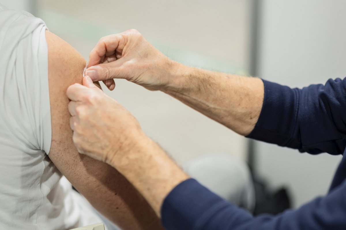 De najaarsronde voor de #coronaprik duurt nog een maand. Tot en met 6 december is de prik verkrijgbaar op de priklocaties van de #GGD. Een afspraak maak je eenvoudig online via planjeprik.nl of bel 0800-7070.