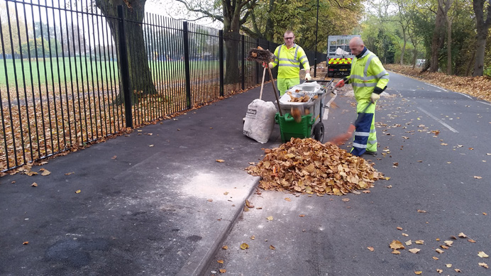 EalingCouncil's tweet photo. Blocked drains from fallen leaves can lead to flooding! π§οΈ Our teams are working on it, but if you want to lend a hand by sweeping leaves near your home we are providing free brooms and bags. π
#Leafcleaning https://t.co/4WyEh6NRkB