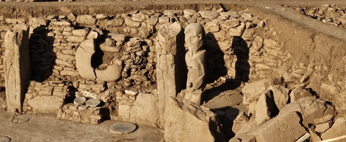 DrJenniferBates's tweet photo. Karahantepe - big communal spaces with giant sculptures. #WorldNeolithicCongress tour of #Neolithic #archaeology sites. https://t.co/eVPSq1dWTZ